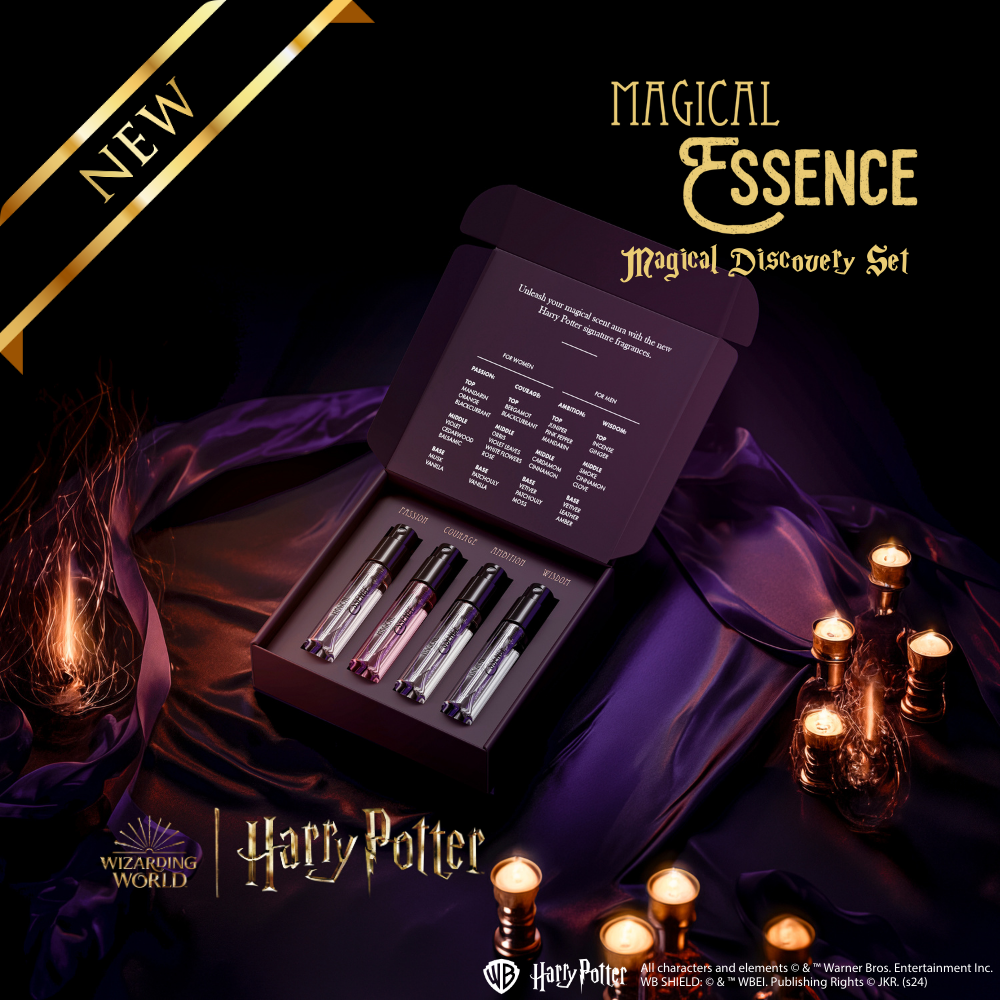 Quadratisches Werbebild des „Magical Essence – Magical Discovery Set“ aus der Harry Potter Duftkollektion. In der Mitte eine geöffnete Box mit vier Parfumfläschchen, präsentiert auf violettem Satin neben Kerzen und goldenen Markenlogos von Wizarding World und Harry Potter. Oben links ein goldenes Banner mit der Aufschrift „NEW“.