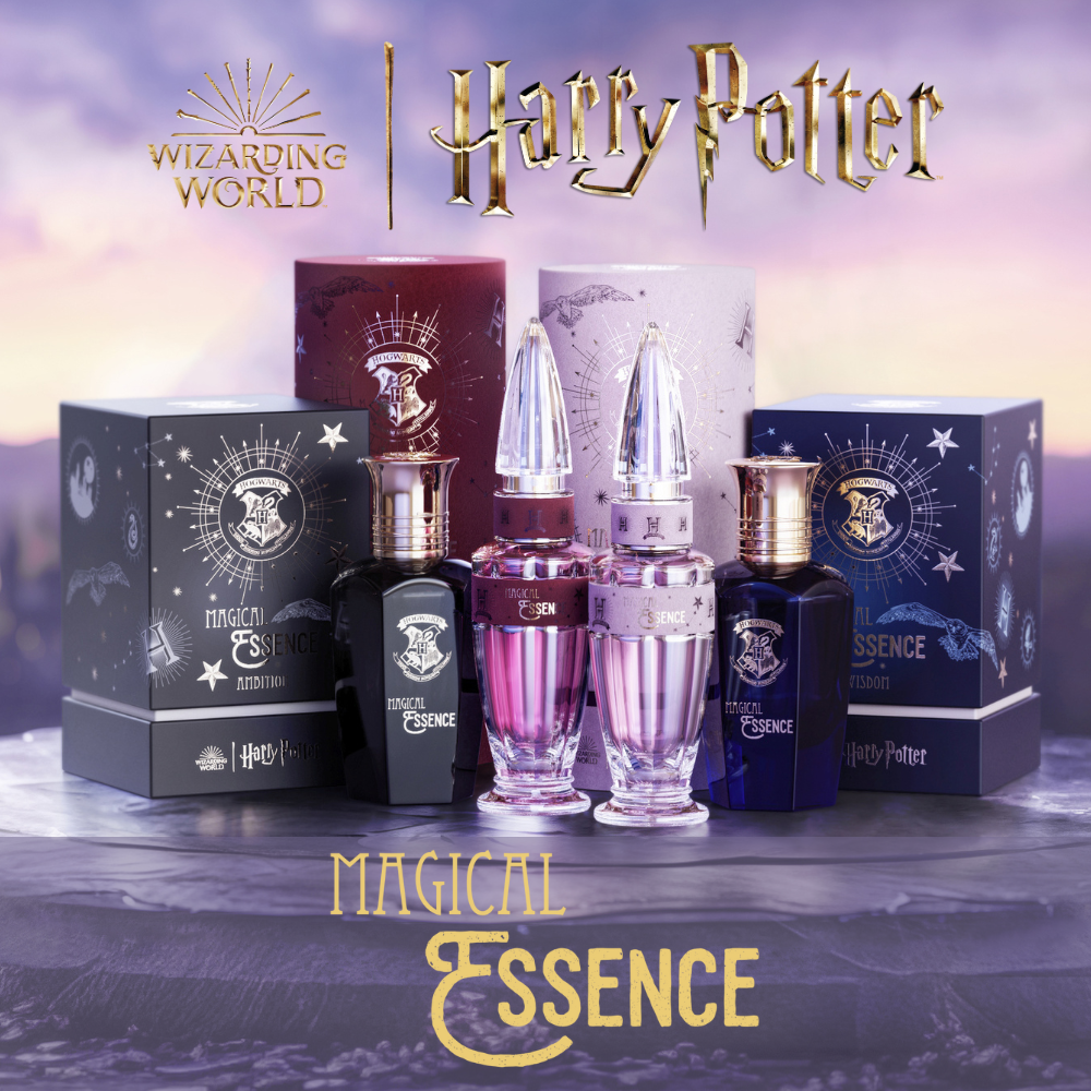 Produktbild der Harry Potter Magical Essence Duftkollektion. Vier dekorative Parfumflakons in Schwarz, Rot, Rosa und Blau stehen vor farblich passenden Boxen mit Hogwarts-Design und magischen Symbolen. Darüber das goldene Logo von „Wizarding World“ und „Harry Potter“, unten der Schriftzug „Magical Essence“.